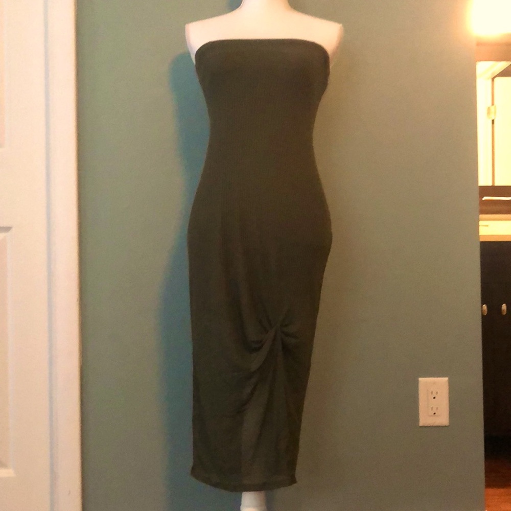 Tight green dress no sleeve